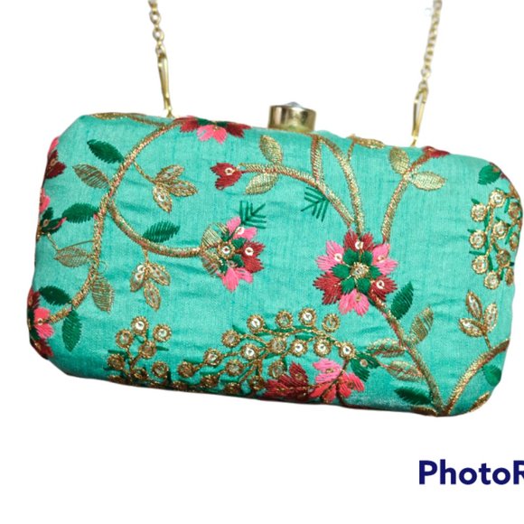 Green Clutch with  embroidery -hand made - Picture 8 of 8